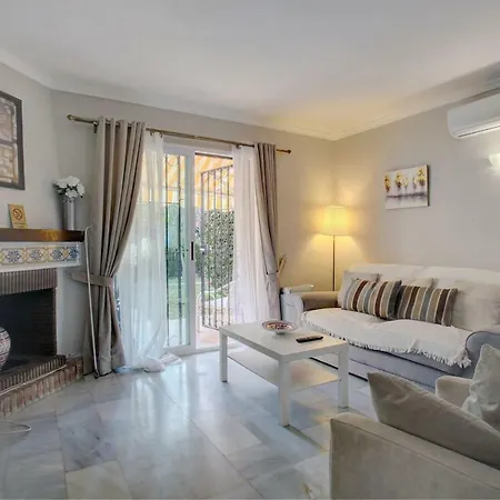 Calahonda 2 Bedroom House With Air Con *