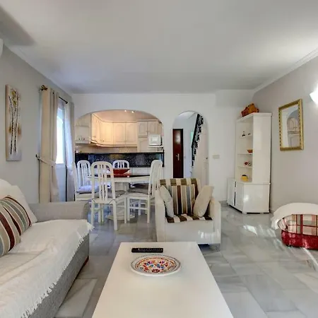 Calahonda 2 Bedroom House With Air Con *